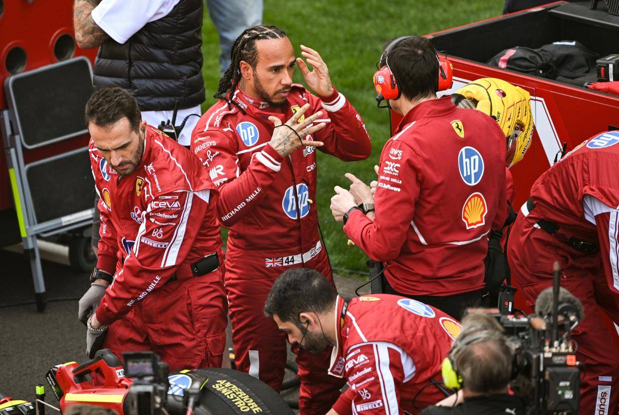 开云sport-红牛车队鏖战法拉利，汉密尔顿带队取胜