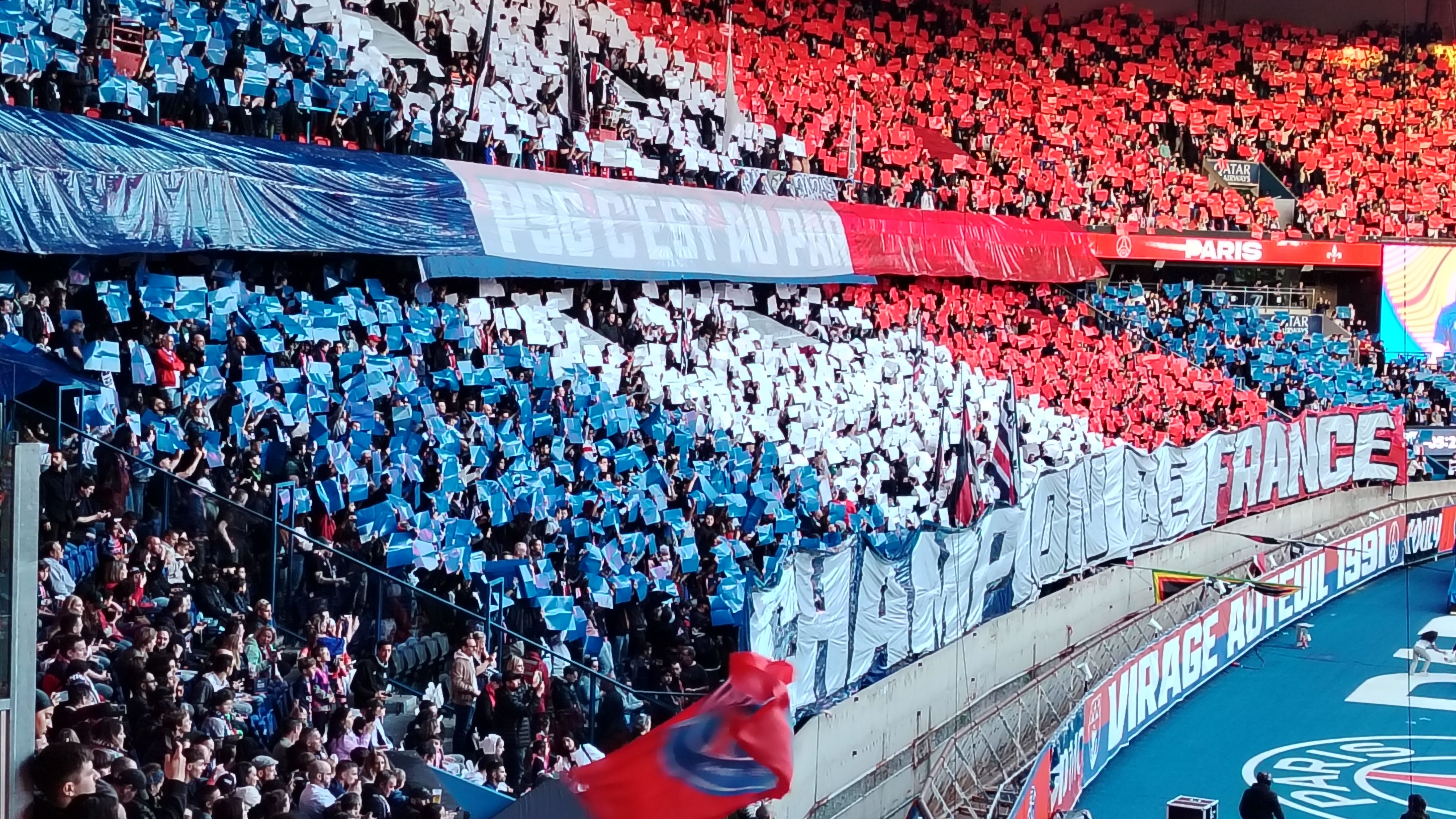 沧州主场球迷氛围热烈,场面异常激动 沧州主场球迷氛围热烈,场面异常激动