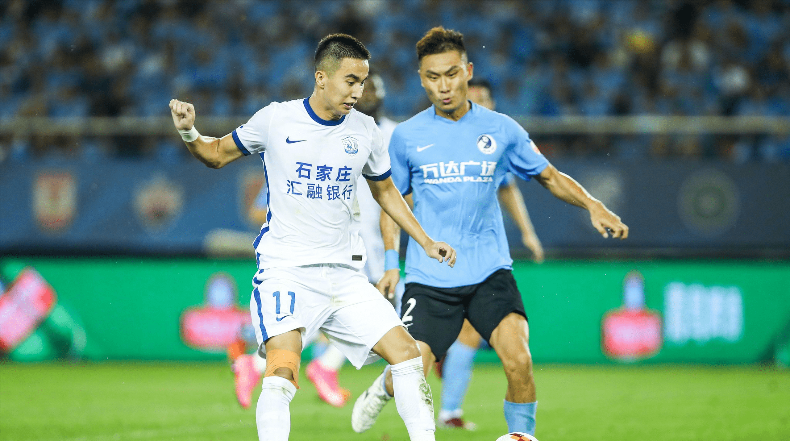 沧州主场球迷氛围热烈,场面异常激动 沧州主场球迷氛围热烈,场面异常激动