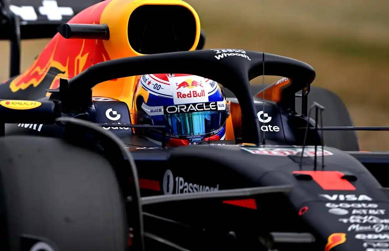 红牛车队完胜梅赛德斯，塞恩斯刷新纪录