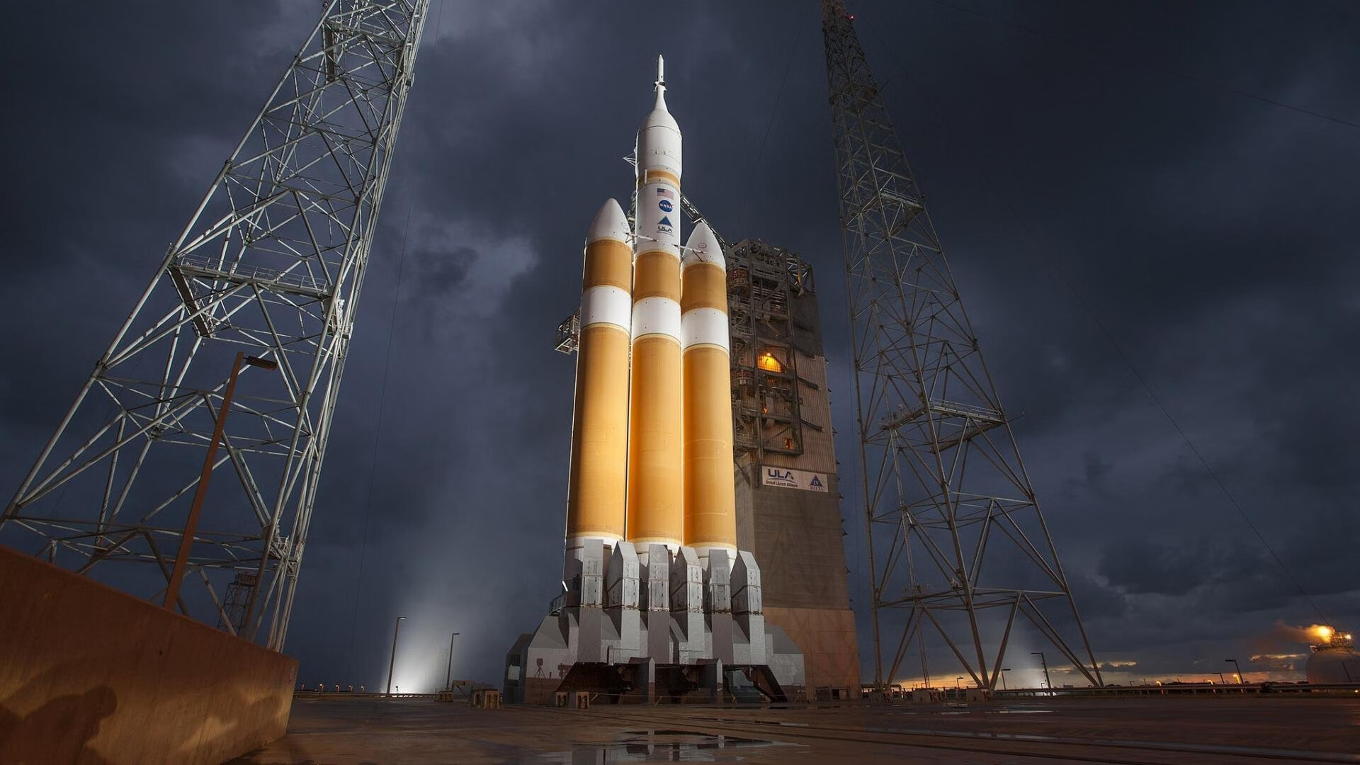 足球之日的双面启示,个人里程碑与集体爆冷,殊途同归的绿茵交响