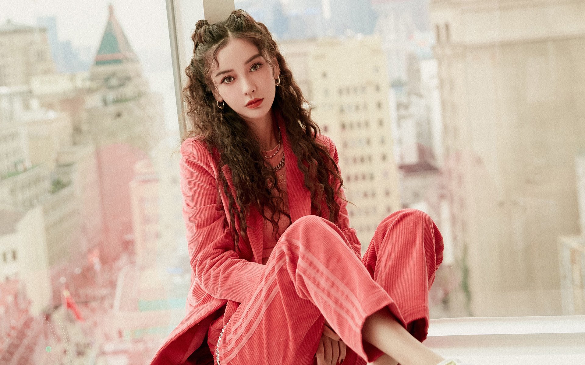 巴黎夜空为谁点亮?姆巴佩用1.8亿欧元的身价踢出无价之夜