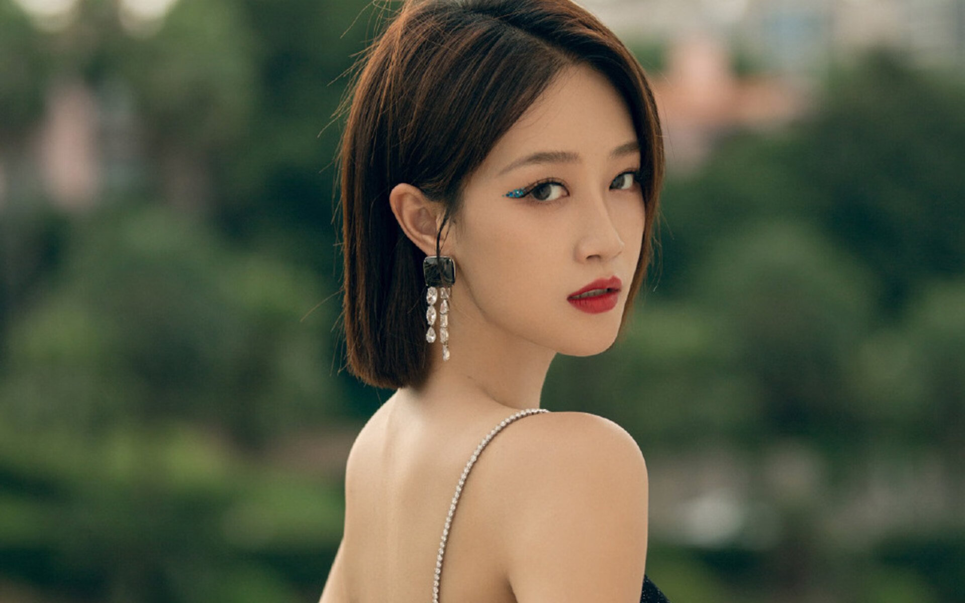 上海滩见证NBA级大心脏,当利拉德在异国赛场亮出致命獠牙